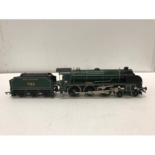 10 - HORNBY Green Southern King Arthur Class 795 00 / Gauge  plus DVD  of steam trains  see all pictures... 