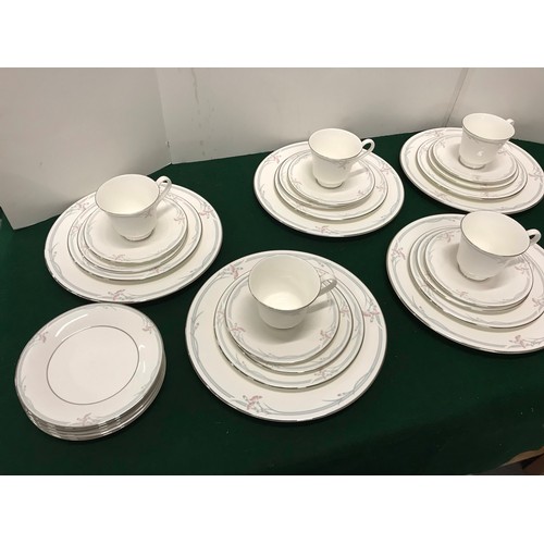 149 - 35 x piece ROYAL DOULTON Table wear H5084 CARNATION