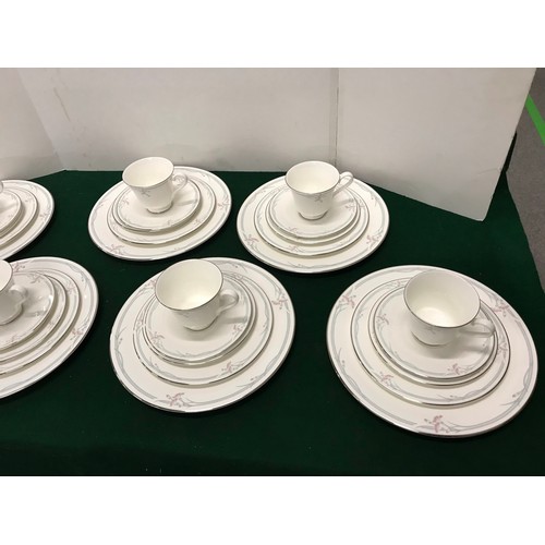 149 - 35 x piece ROYAL DOULTON Table wear H5084 CARNATION