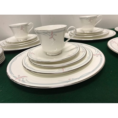 149 - 35 x piece ROYAL DOULTON Table wear H5084 CARNATION