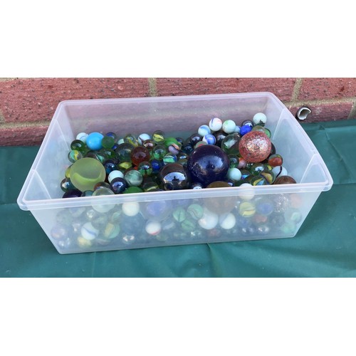 84 - Large quantity of mixed marbles