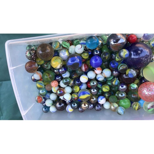 84 - Large quantity of mixed marbles