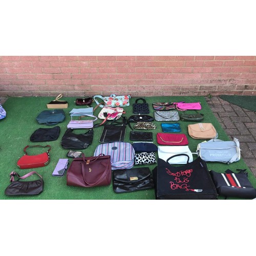 85 - Large quantity of handbags