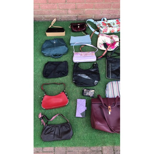 85 - Large quantity of handbags