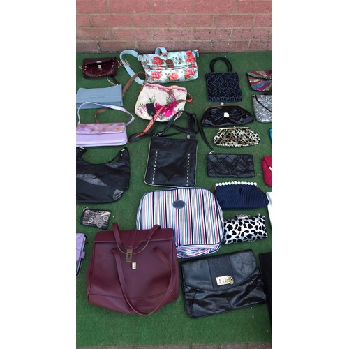 85 - Large quantity of handbags