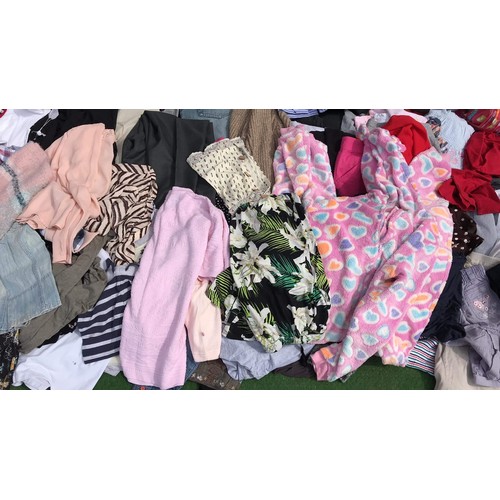 126 - Very large quantity of clothing for male and female - some new with tags