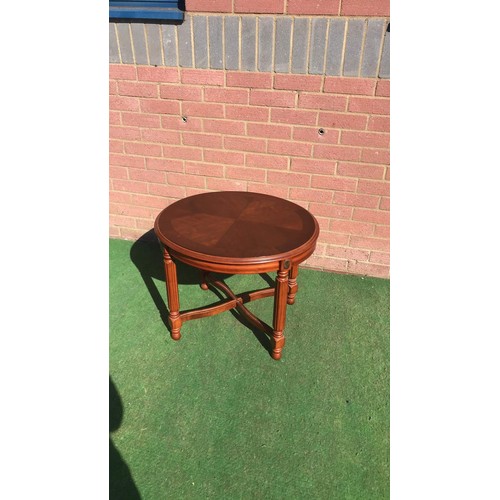 225 - Mahogany oval coffee table