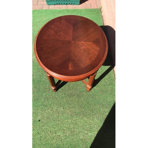 225 - Mahogany oval coffee table