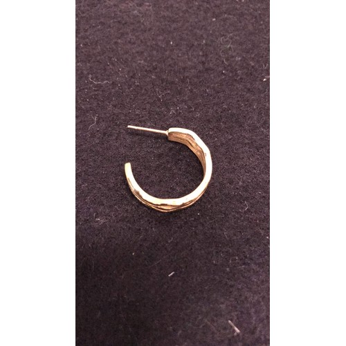 138 - Single 18ct gold earring