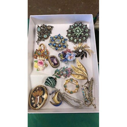 315 - Collection of 19 mixed broaches