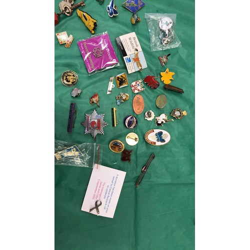 319 - Selection of badges including a WATNEYS key ring