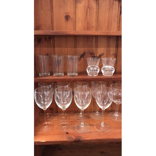 345 - Two shelves of glasses including 4 pink stemmed glasses