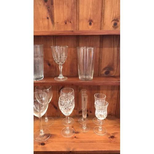 345 - Two shelves of glasses including 4 pink stemmed glasses