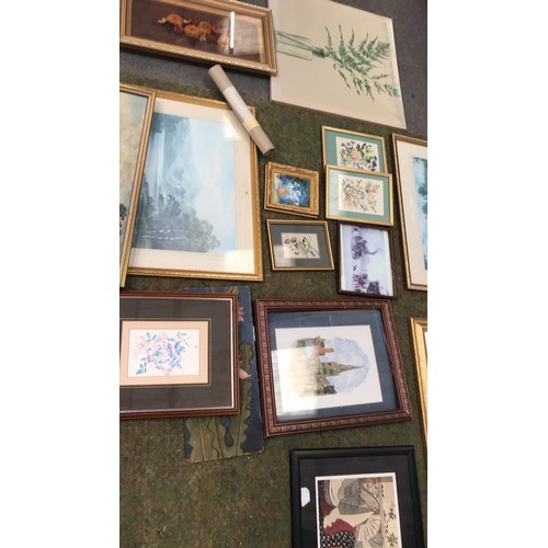 368 - Very large quantity of mirrors, prints & maps