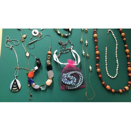 418 - 20 costume jewellery necklaces