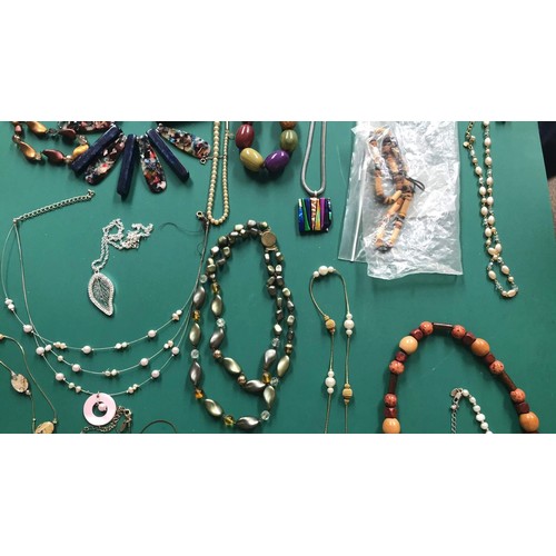 418 - 20 costume jewellery necklaces