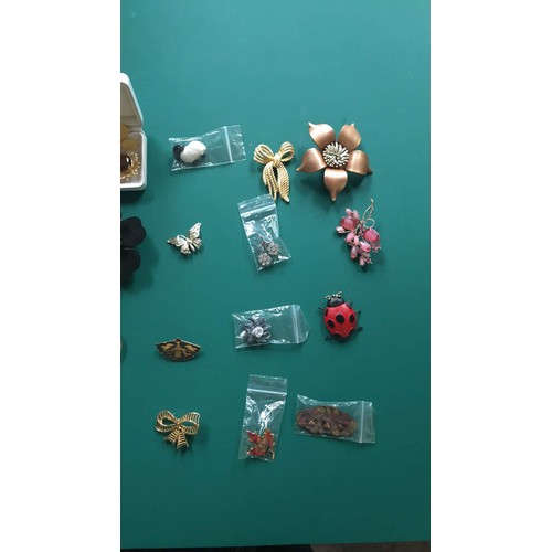 433 - 20 mixed  broaches