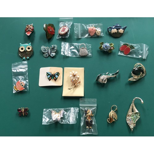 421 - collection of broaches