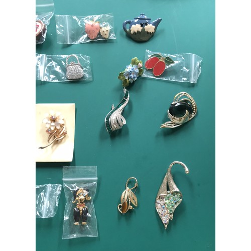 421 - collection of broaches