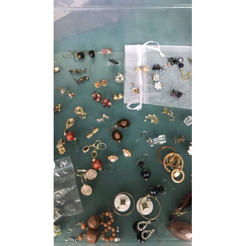 442 - large quantity of ear rings including 14ct rolled gold earrings