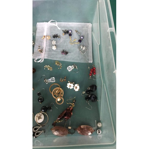 442 - large quantity of ear rings including 14ct rolled gold earrings