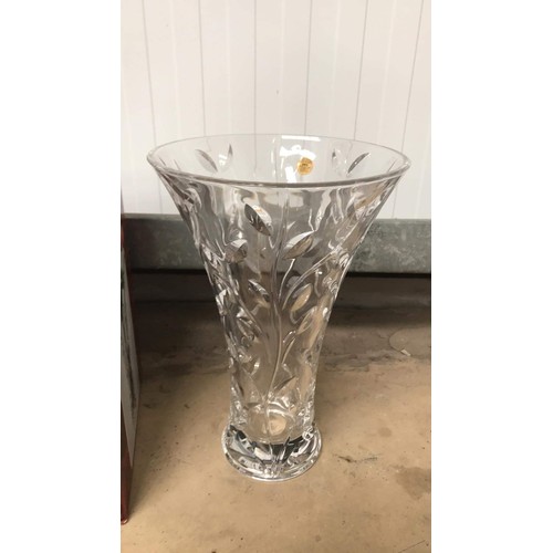 470 - Laurus boxed glass vase