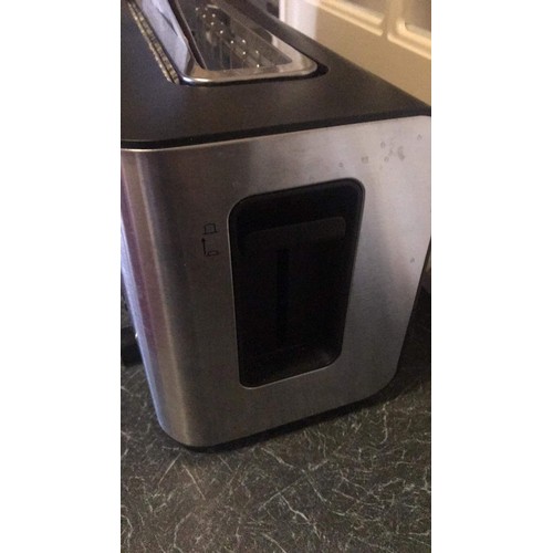 633 - Daewoo SDA 1060 metal and glass finish toaster