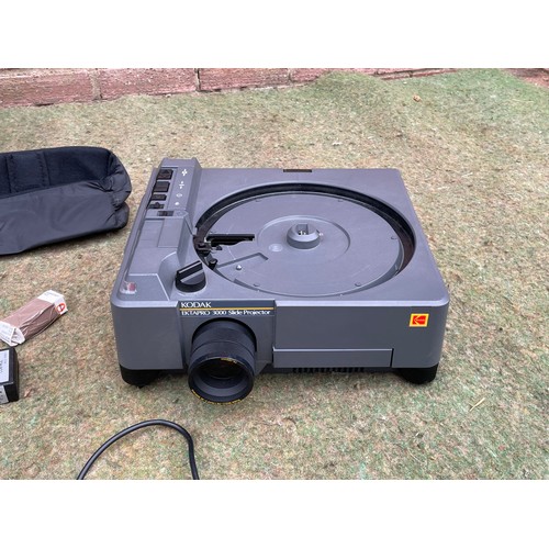 559 - Kodak carousel projector & case with holiday slides