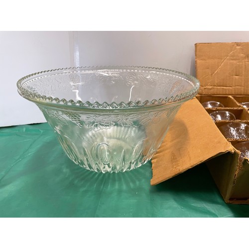 551 - Decorative glass punch bowl set