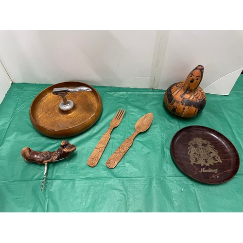 520 - Selection of treen items to include nut cracker bowls