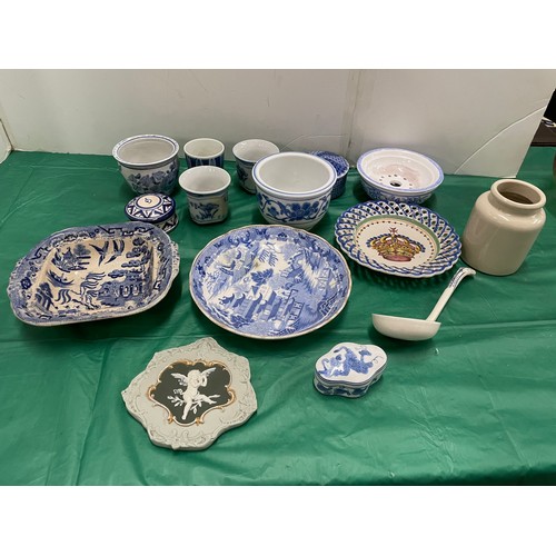 514 - Decorative blue and white items