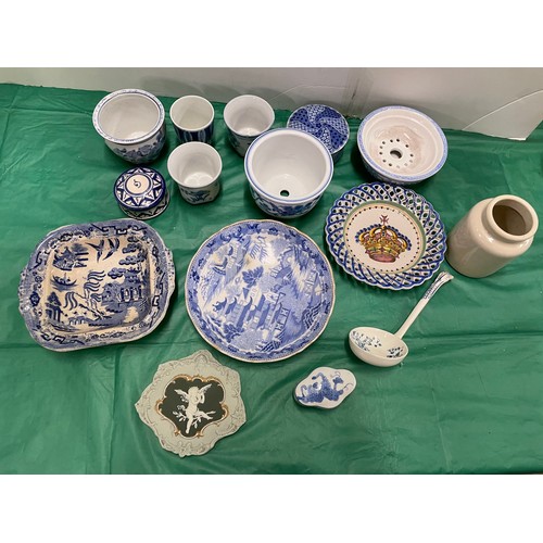 514 - Decorative blue and white items