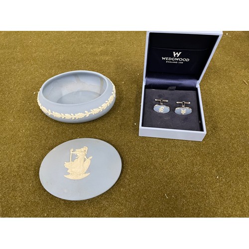 512 - 2 wedgewood jasper light blue trinket pot & cufflinks