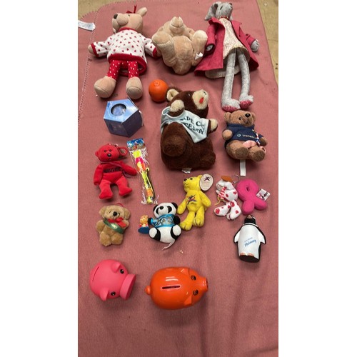 665 - Collection of toys and piggy banks