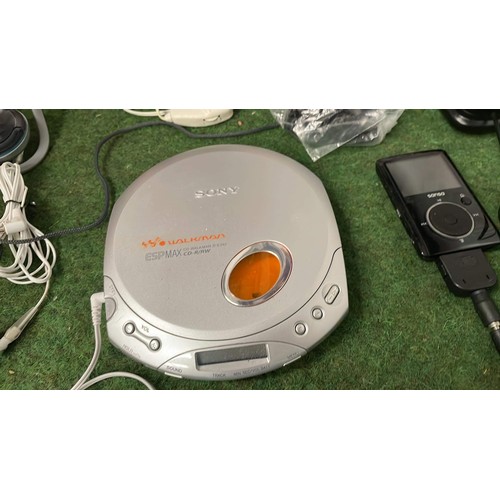 671 - Selection of portable CD players & headphones