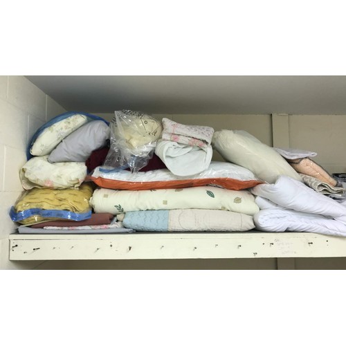 52 - collection of clean bedding