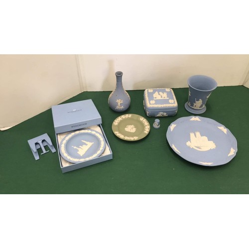 242 - 7 pieces of Wedgwood in green & blue