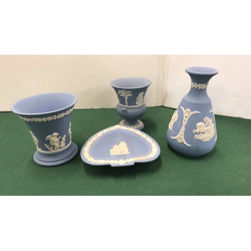 253 - 4 pieces of wedgwood