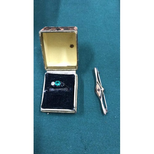 255 - 9ct gold broach & 9ct and silver ring