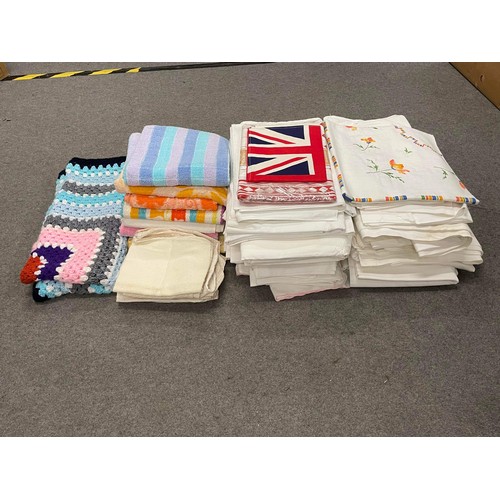 382 - Quantity of mixed linen including towels