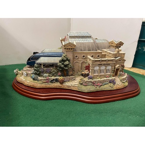 268 - THE MALLARD - RECORD BREAKER Lilliput lane No. 1225 of 1500 with certificate of authenticity & b... 