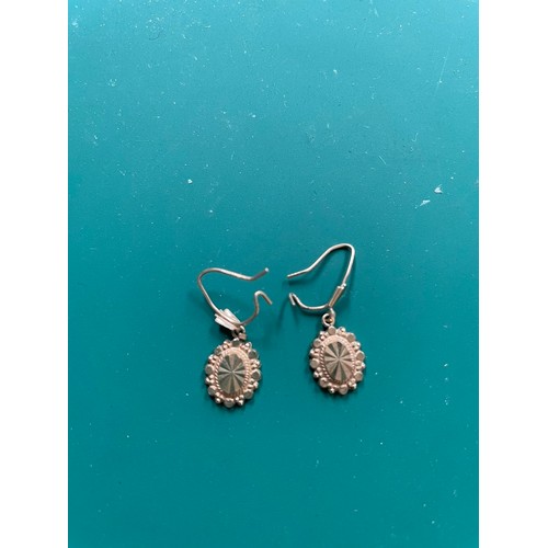 320 - 9ct gold earrings weight 1.84g