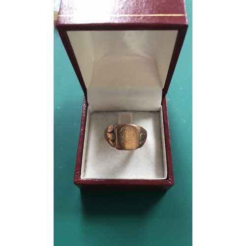 302 - 9ct gold signet ring 3.19g