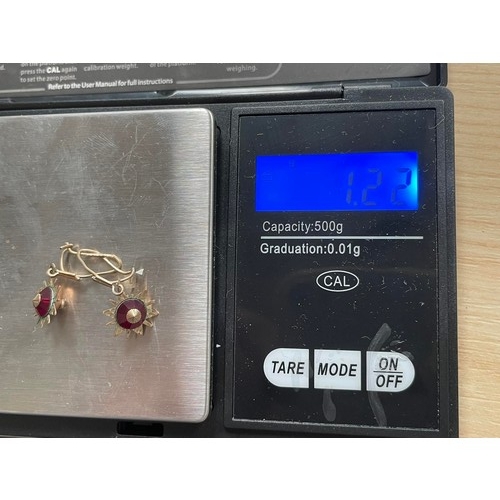 316 - 9ct gold earrings weight 1.22g