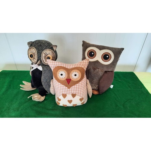 134 - three owls sculptures