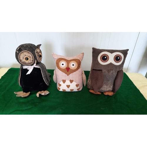 134 - three owls sculptures