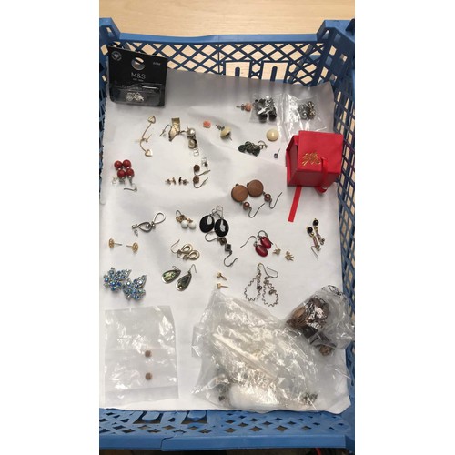 193 - quantity of mixed pairs of earrings and odds