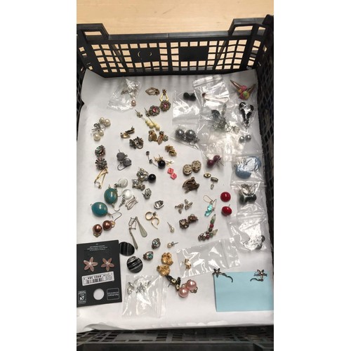 193 - quantity of mixed pairs of earrings and odds