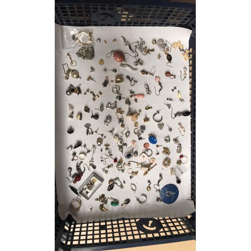 193 - quantity of mixed pairs of earrings and odds