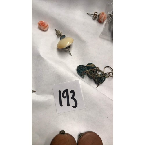 193 - quantity of mixed pairs of earrings and odds